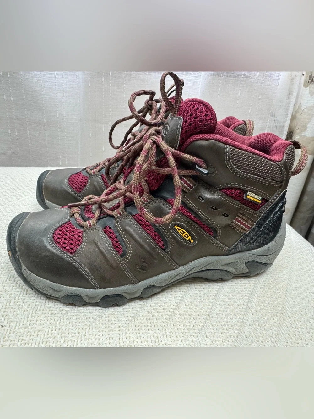 KEEN Women's Sz 7 Burgundy and Brown Hiking Shoes